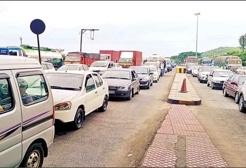 தென் மாவட்டங்களில் இருந்து சென்னைக்கு வாகனங்கள் படையெடுப்பால் சுங்கச்சாவடியில் போக்குவரத்து நெரிசல்