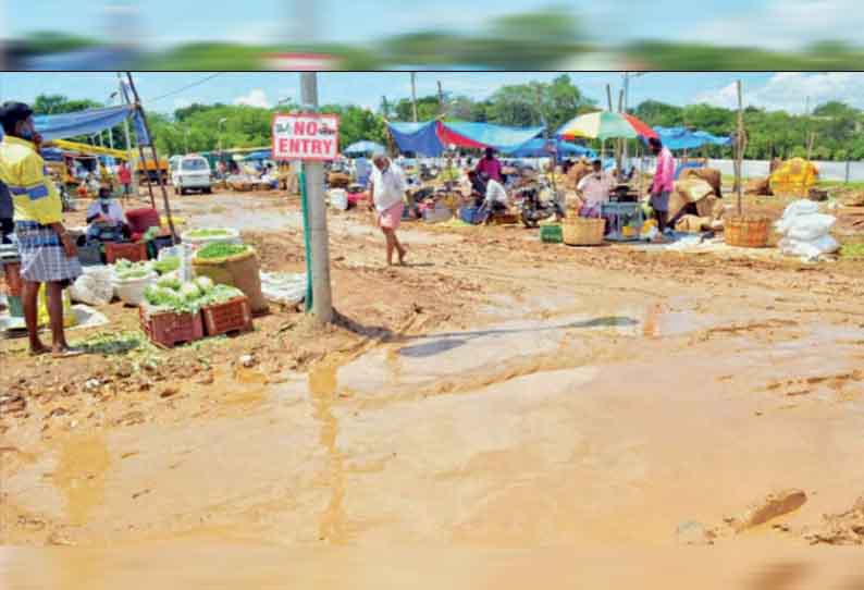 ஜி.சி.டி. கல்லூரி வளாகத்தில் தற்காலிகமாக அமைக்கப்பட்ட காய்கறி மார்க்கெட் சேறும், சகதியுமானதை கண்டித்து வியாபாரிகள் சாலை மறியல்