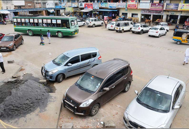 வேலூரில் பஸ்கள் இயக்கப்பட்ட பின்னரும் வாகனங்கள் நிறுத்தும் இடமாக விளங்கும் - பழைய பஸ் நிலையம் அதிகாரிகள் நடவடிக்கை எடுக்க கோரிக்கை