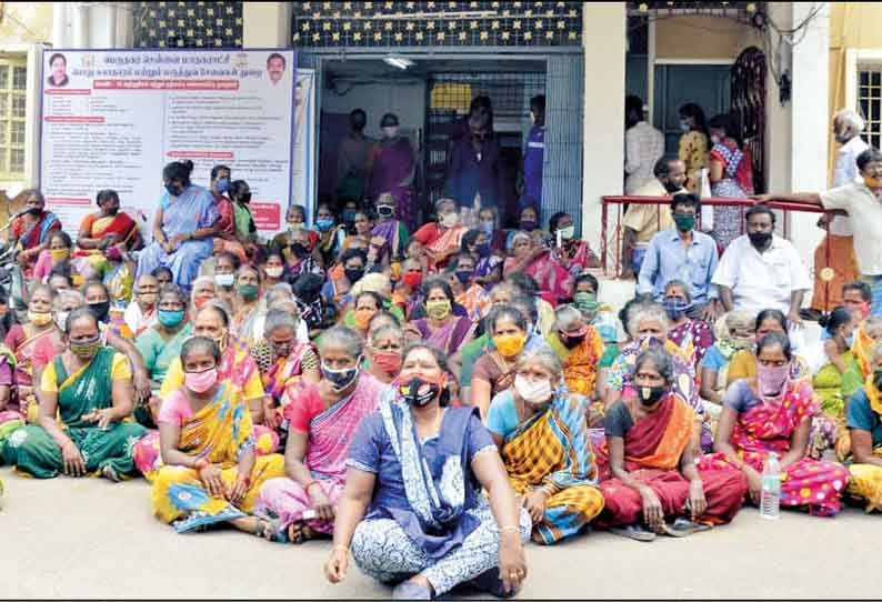 தற்காலிக மார்க்கெட்டை மீண்டும் பழைய இடத்துக்கு மாற்றக்கோரி திருவொற்றியூர் மண்டல அலுவலகத்தில் வியாபாரிகள் முற்றுகை