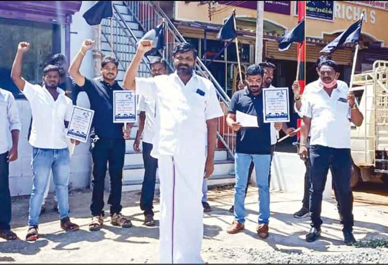 நீட் தேர்வை ரத்து செய்யக்கோரி தி.மு.க.வினர் கண்டன ஆர்ப்பாட்டம்