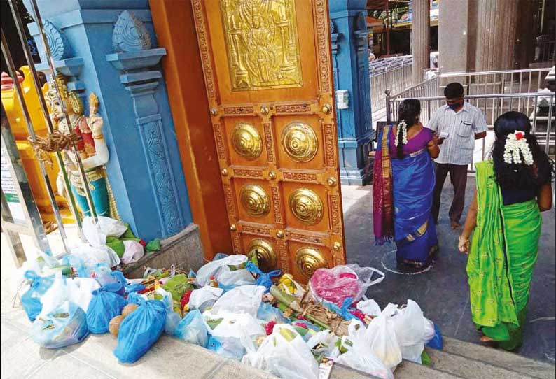 மண்டைக்காடு பகவதி அம்மன் கோவில் வாசலில் குவியும் பூஜை பொருட்கள் - அர்ச்சனைக்கு அனுமதியளிக்க பக்தர்கள் கோரிக்கை