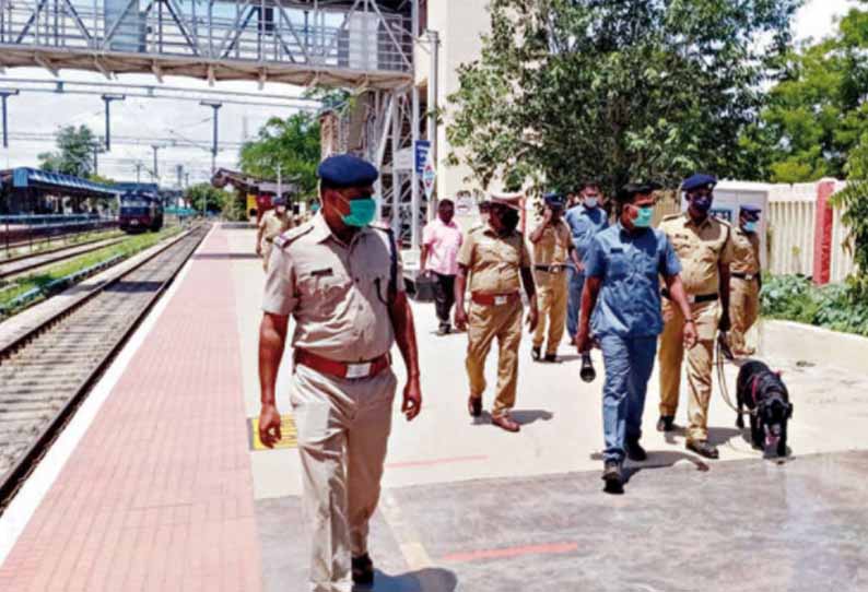 வெடிகுண்டு தயாரித்து விற்கும் ‘தீபாவளி தீவிரவாதி’ நடமாடுவதாக ரெயில் நிலையத்துக்கு வந்த கடிதத்தால் பரபரப்பு - திண்டுக்கல்லில் விடிய,விடிய போலீசார் அதிரடி சோதனை