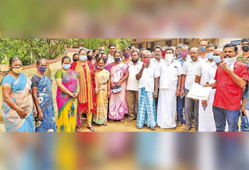 குண்டும், குழியுமான சாலையை சீரமைக்க கோரி நகராட்சி அலுவலகத்தில் பொதுமக்கள் முற்றுகை