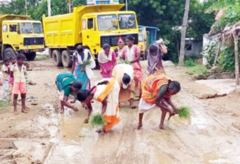 மூங்கில்துறைப்பட்டு அருகே, சேறும் சகதியுமான சாலையில் நாற்று நட்டு பொதுமக்கள் போராட்டம்