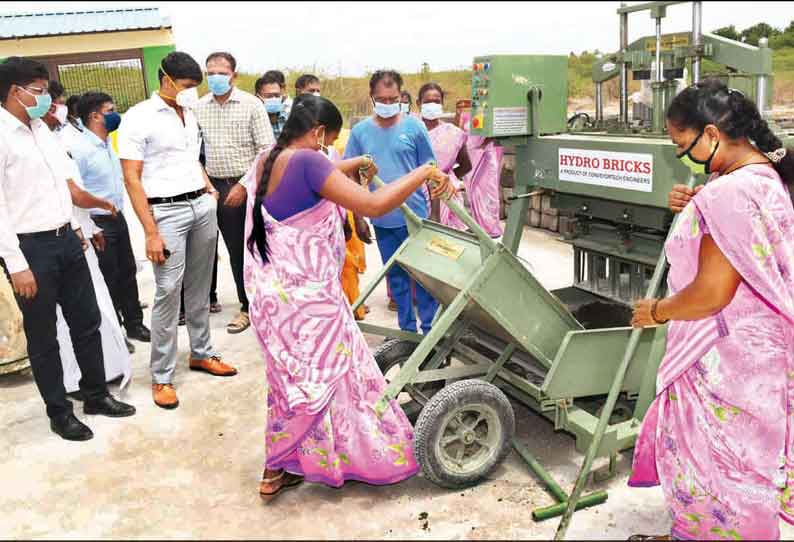 ஓட்டப்பிடாரம் அருகே மகளிர் சுய உதவிக்குழு மூலம் பேவர் பிளாக் தயாரிக்கும் பணி கலெக்டர் ஆய்வு