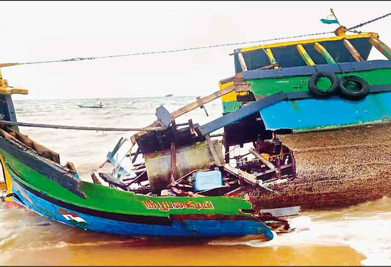 நடுக்கடலில் பழுதடைந்த விசைப்படகு இரண்டாக உடைந்தது 6 மீனவர்கள் உயிர் தப்பினர்