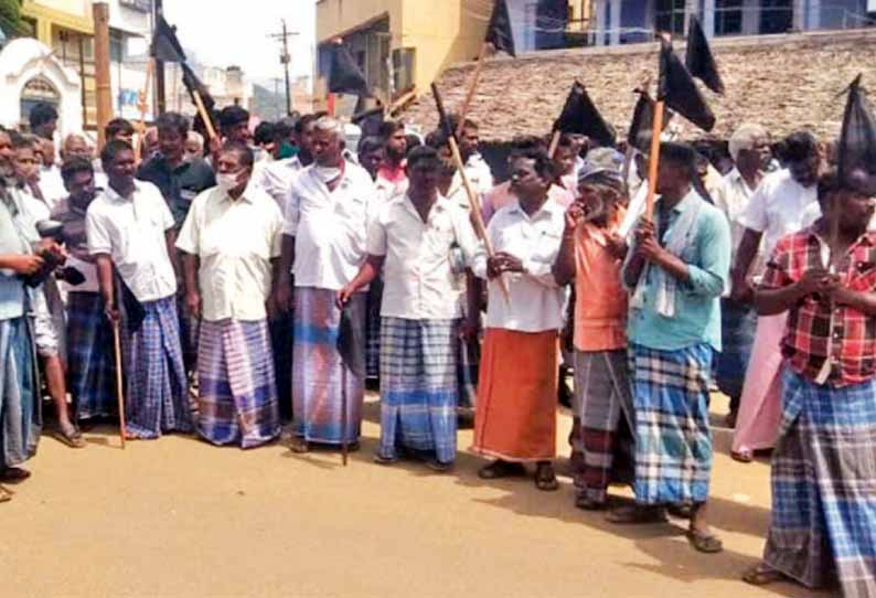 மாவட்ட நிர்வாகத்தை கண்டித்து வீடுகளில் கருப்புக்கொடி கட்டி விவசாயிகள் ஆர்ப்பாட்டம் - பட்டிவீரன்பட்டி அருகே பரபரப்பு