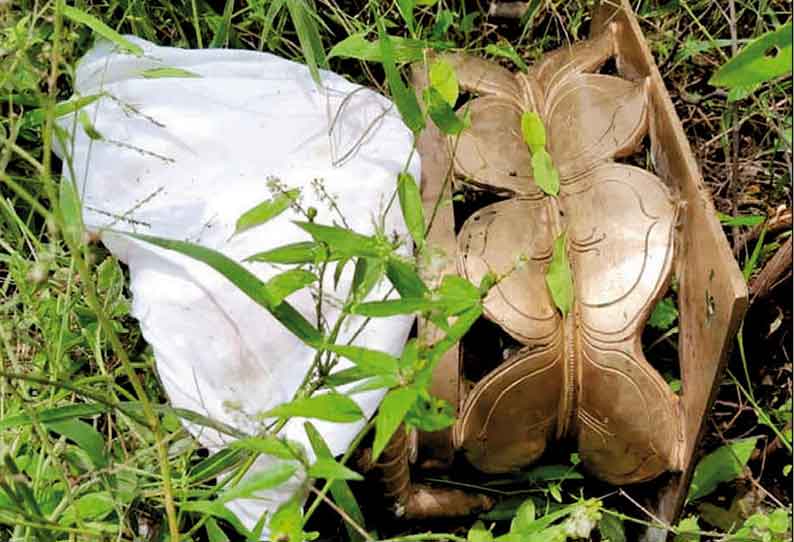 கோவிலில் புகுந்து ஐம்பொன் சிலையை தூக்கிச்சென்ற கொள்ளையர்கள் ஆட்களை கண்டதும் முட்புதரில் வீசி விட்டு தப்பி ஓட்டம்