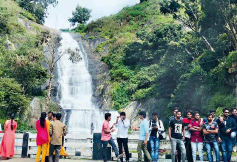 கொடைக்கானலுக்கு வரும் சுற்றுலா பயணிகள் எண்ணிக்கை அதிகரிப்பு இ-பாஸ் இல்லாமல் வந்தவர்கள் திருப்பி அனுப்பப்பட்டனர்