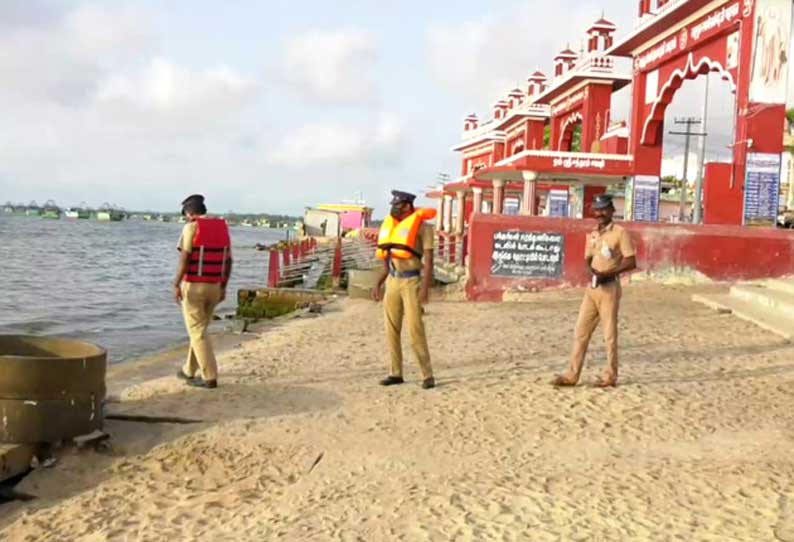 மகாளய அமாவாசையில் ராமேசுவரம் அக்னி தீர்த்தம் வெறிச்சோடியது கோவிலுக்கு பக்தர்கள் வருகை குறைவு