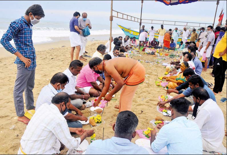 மகாளய அமாவாசையையொட்டி முன்னோர்களுக்கு திதி தர்ப்பணம் கொடுத்த மக்கள்