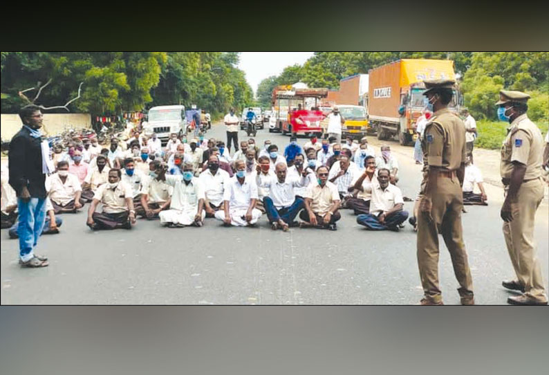 நிலுவை சம்பளம் வழங்கக்கோரி கூட்டுறவு நூற்பாலை ஊழியர்கள் சாலைமறியல் - 70 பேர் கைது