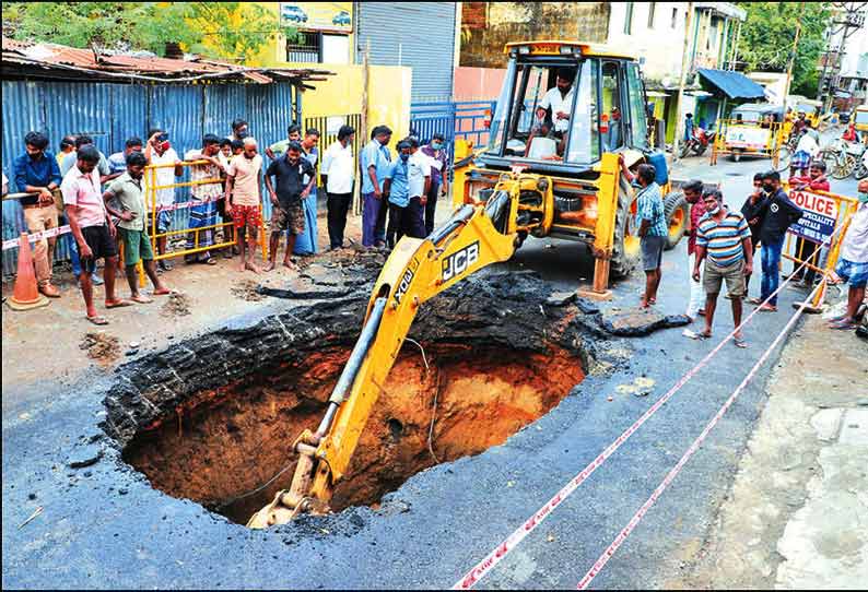 அரும்பாக்கத்தில் சாலையில் ஏற்பட்ட ராட்சத பள்ளத்தால் பரபரப்பு