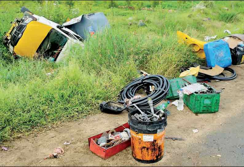 குமாரபாளையம் அருகே சரக்கு வாகனம் கவிழ்ந்து எலக்ட்ரீசியன் பலி 2 பேர் படுகாயம்