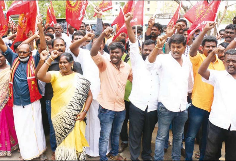 தட்டார்மடத்தில் கொலை செய்யப்பட்ட வியாபாரியின் குடும்பத்துக்கு ரூ.25 லட்சம் இழப்பீடு வழங்க வேண்டும் -  கலெக்டரிடம் நாம் தமிழர் கட்சியினர் மனு