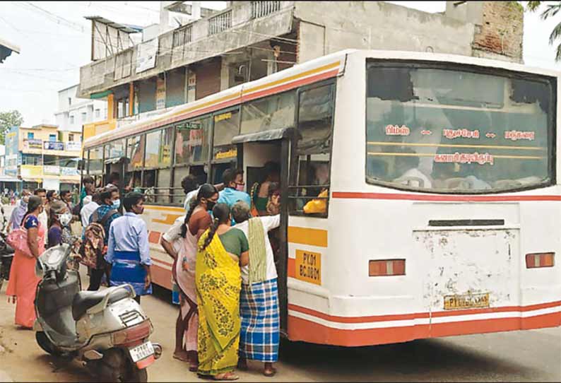 குறைந்த எண்ணிக்கையில் இயக்கப்படுவதால்: பி.ஆர்.டி.சி. பஸ்களில் அலைமோதும் மக்கள் கூட்டம் - கொரோனா தொற்று பரவும் அபாயம்