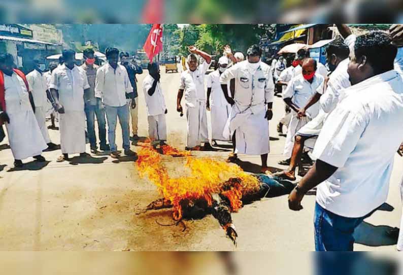 வேளாண் மசோதாக்களை திரும்ப பெறக்கோரி பிரதமர் மோடி உருவ பொம்மையை எரித்து போராட்டம் - மயிலாடுதுறை அருகே பரபரப்பு