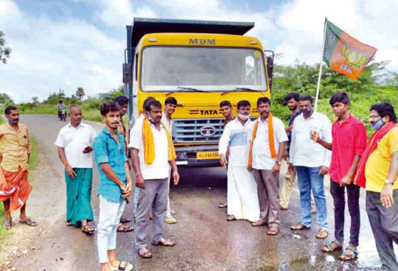 மதுக்கரை அருகே பரபரப்பு: கேரள மணல் லாரிகளை சிறைபிடித்த பா.ஜ.க.வினர்