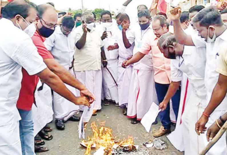 வேளாண் சட்ட மசோதாக்களை திரும்ப பெற வலியுறுத்தி திருவாரூர் மாவட்டத்தில் மறியலில் ஈடுபட்ட 560 பேர் கைது