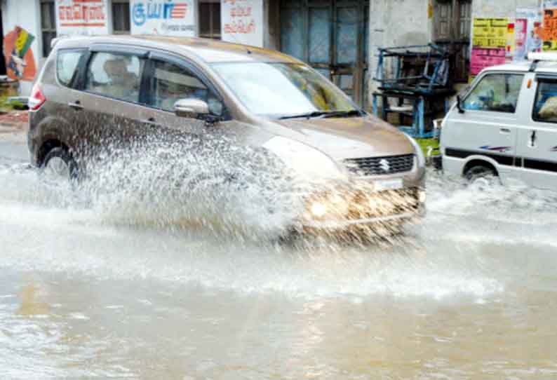 மாவட்டத்தில் பல இடங்களில் கொட்டித் தீர்த்த மழை சாலையில் தண்ணீர் பெருக்கெடுத்து ஓடியது