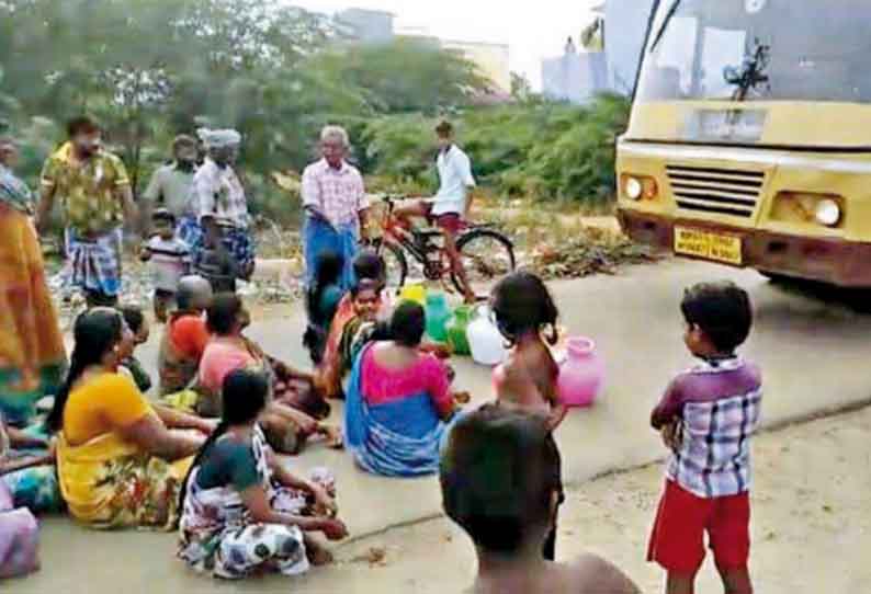 தட்டுப்பாடு இல்லாமல் குடிநீர் வழங்க வலியுறுத்தி பொதுமக்கள் சாலை மறியல் - போக்குவரத்து பாதிப்பு