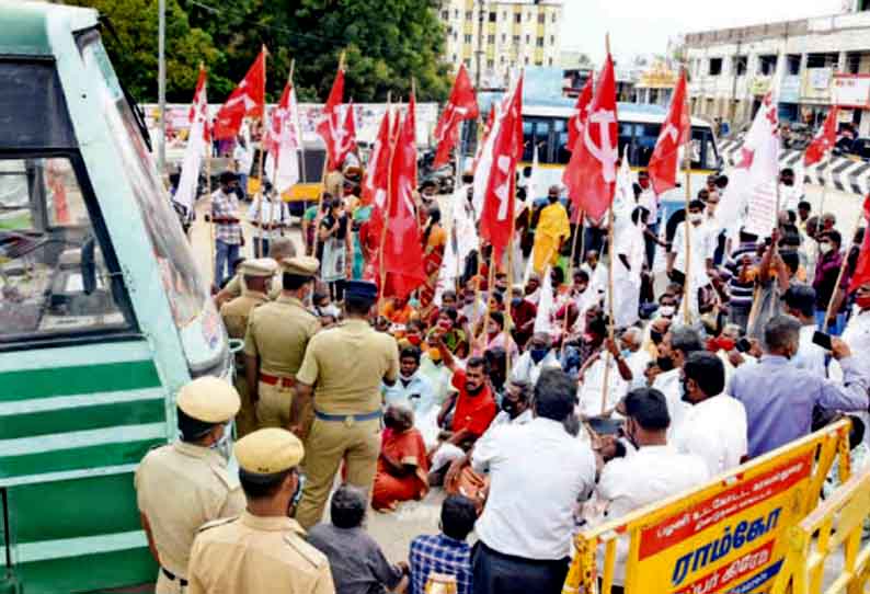 திண்டுக்கல்லில் வேளாண் மசோதா நகலை எரித்து விவசாய சங்கத்தினர் போராட்டம் - மாவட்டம் முழுவதும் மறியலில் ஈடுபட்ட 748 பேர் கைது