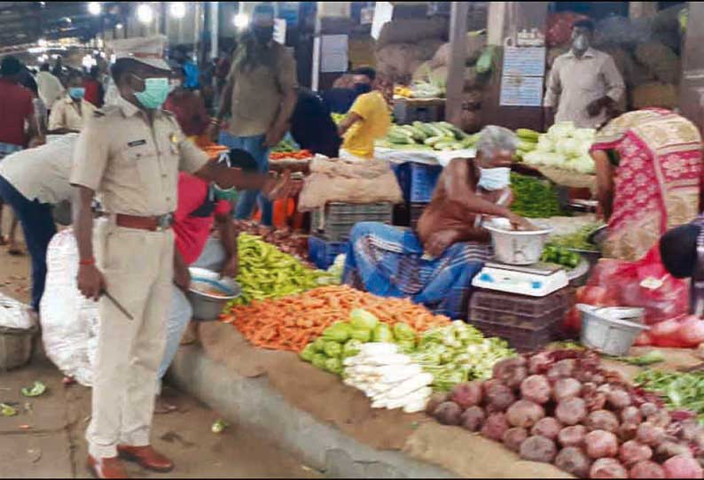 மார்க்கெட்டுகளில் கொரோனா அச்சமின்றி மக்கள் கூட்டம் போலீசார் எச்சரிக்கை