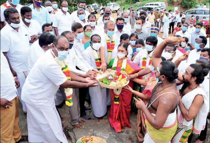 மதுரை மீனாட்சி அம்மன் கோவில் திருப்பணிக்கு கருங்கற்கள் வெட்டும் பணி களரம்பள்ளி மலையடிவாரத்தில் பூமிபூஜை அமைச்சர்கள் பங்கேற்பு