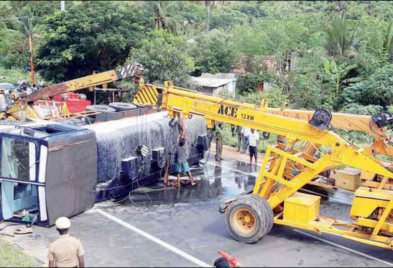 சேலம் அருகே ஆயில் ஏற்றி வந்த டேங்கர் லாரி கவிழ்ந்தது