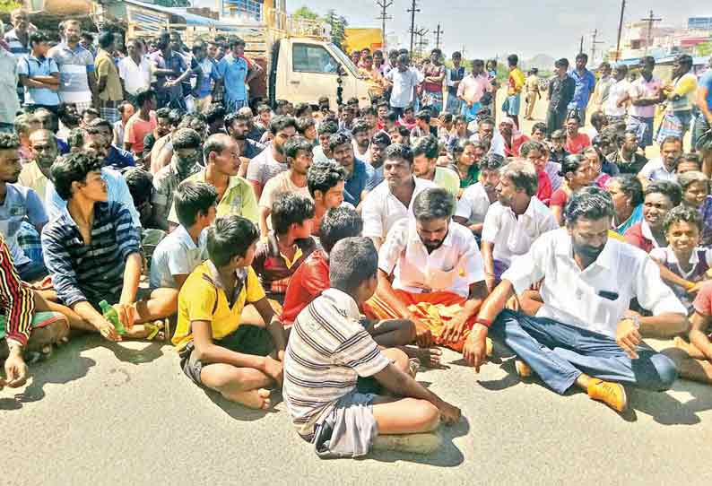 தொழிலாளிகளை தாக்கியவர்களை கைது செய்ய வலியுறுத்தி பொதுமக்கள் சாலை மறியல்