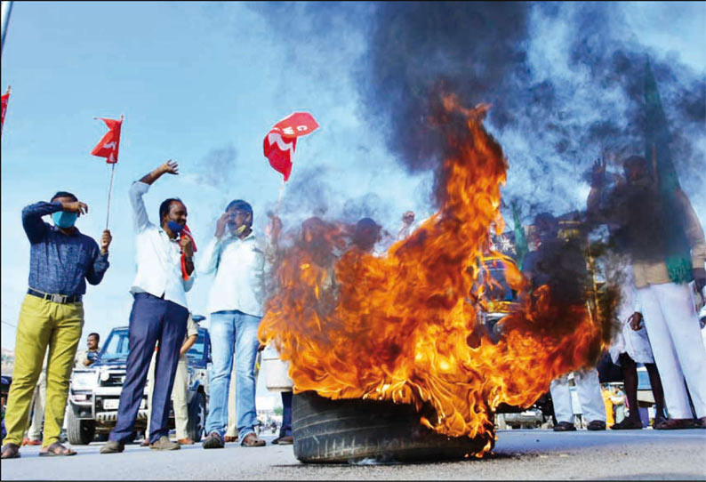 வேளாண் மசோதாக்களுக்கு எதிர்ப்பு விமானம், ரெயில் நிலையங்களை முற்றுகையிட முயற்சி கன்னட அமைப்பினர் கைது