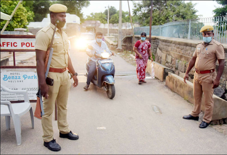 வேலூர் கோட்டைக்கு துப்பாக்கி ஏந்திய போலீஸ் பாதுகாப்பு சோதனைக்கு பின்னரே - பக்தர்களுக்கு அனுமதி