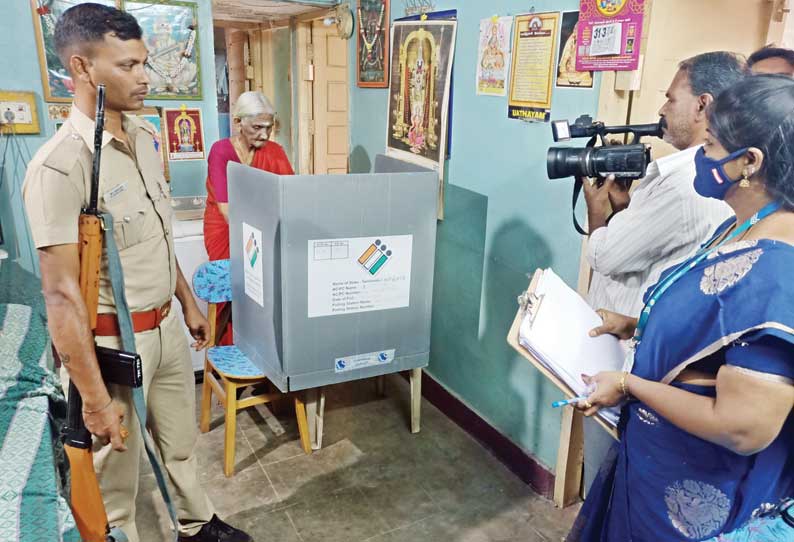 வீடுகளில் இருந்தபடியே வாக்களித்த முதியவர்கள்