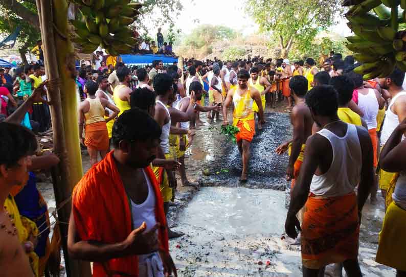 இளம்பிள்ளை மாரியம்மன், காளியம்மன் கோவிலில் திருவிழா: தீ மிதித்து பக்தர்கள் நேர்த்திக்கடன்