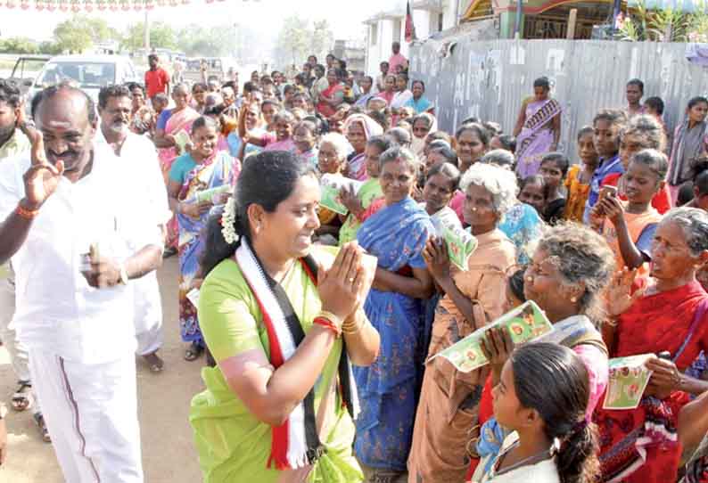 படித்த இளைஞர்களுக்கு வேலை வாய்ப்பு கிடைத்திட முதுகுளத்தூர் தொகுதியில் வேலைவாய்ப்பு முகாம் நடத்த ஏற்பாடு - அ.தி.மு.க. வேட்பாளர் கீர்த்திகா முனியசாமி பேச்சு