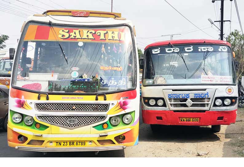 திருப்பூர் அவினாசி ரோட்டில் ஒரே வழித்தடத்தில் சென்ற 2 பஸ்களுக்கு இடையே ஏற்பட்ட போட்டி காரணமாக வாகனங்கள் மீது மோதும் வகையில் ஒன்றையொன்று முந்தி சென்றதால் பரபரப்பு ஏற்பட்டது.