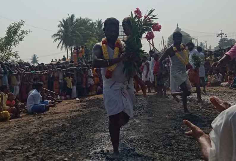 தேவூர் அருகே நல்லங்கியூர் முத்துமாரியம்மன் கோவில் தீமிதி திருவிழா