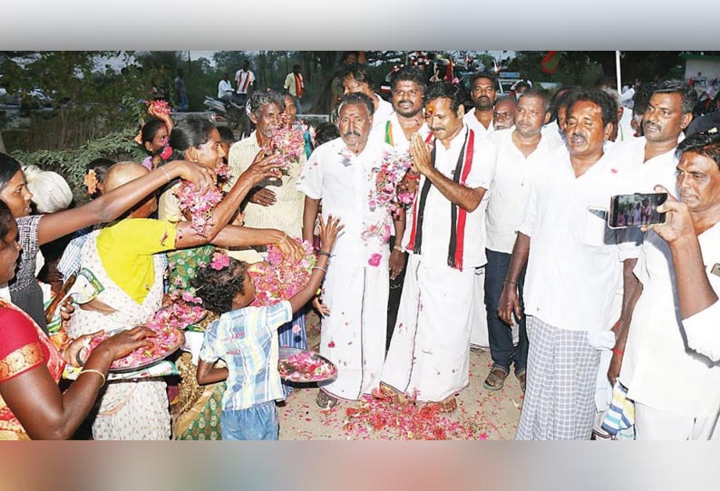 திருவெறும்பூர் தொகுதி கிளியூரில் அ.தி.மு.க. வேட்பாளர் ப.குமார் தீவிர வாக்கு சேகரிப்பு