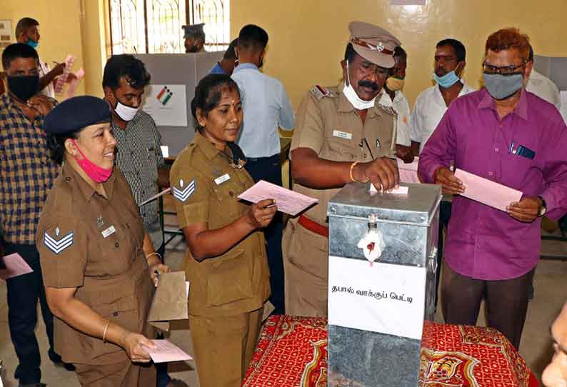 தேர்தல் பணியில் ஈடுபடும் போலீசார் தபால் ஓட்டுப் போட்டனர்