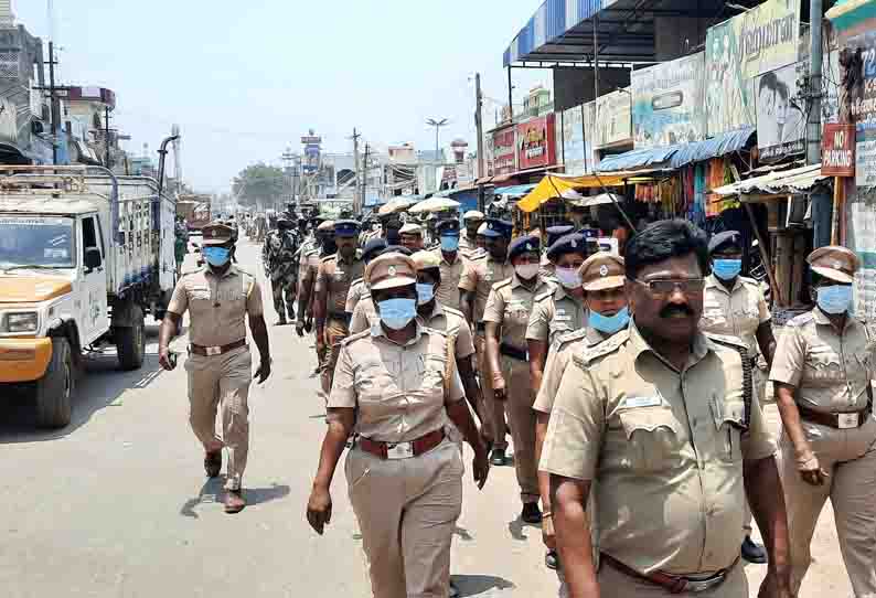 போலீசார், துணை ராணுவத்தினர் கொடி அணிவகுப்பு ஊர்வலம்