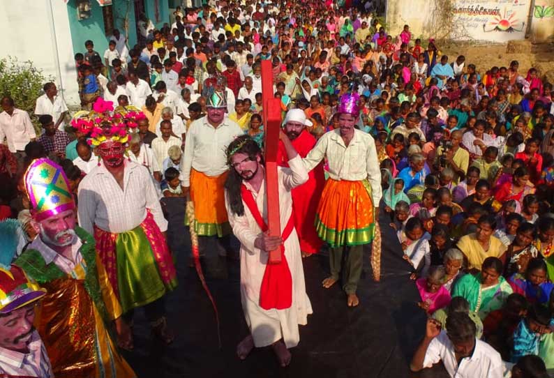 புனித வெள்ளிக்கிழமையை முன்னிட்டு கிறிஸ்தவ தேவாலயங்களில் சிலுவைப்பாதை வழிபாடு திரளான கிறிஸ்தவர்கள் பங்கேற்பு