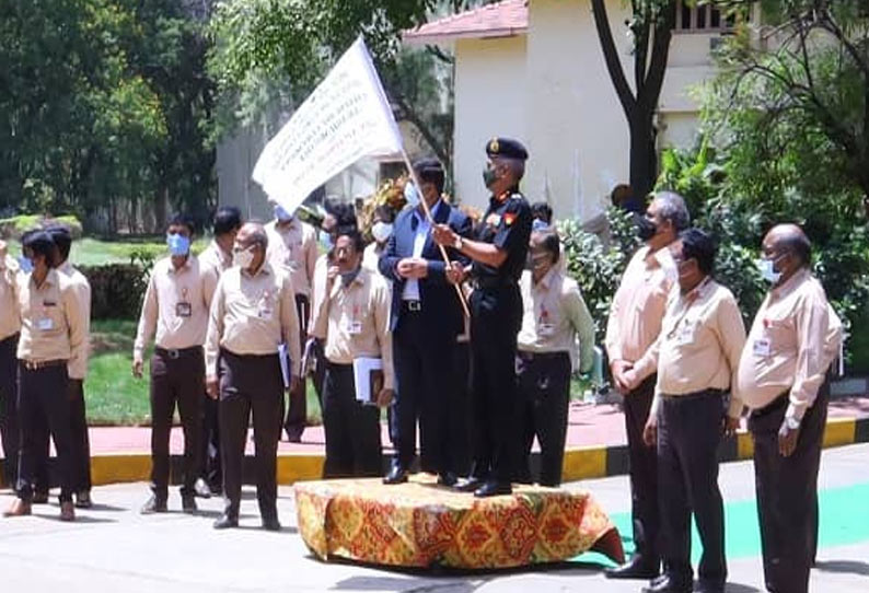 ராணுவத்துக்கு ஆகாஷ் ஏவுகணைகளை லெப்டினன்ட் ஜெனரல் கொடியசைத்து அனுப்பி வைத்தார்