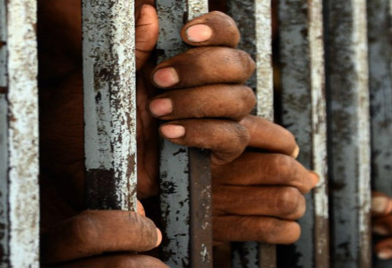 ராஜஸ்தான்: காவலர்கள் மீது மிளகாய்பொடி வீசிவிட்டு சிறைக்கைதிகள் 16 பேர் தப்பியோட்டம்