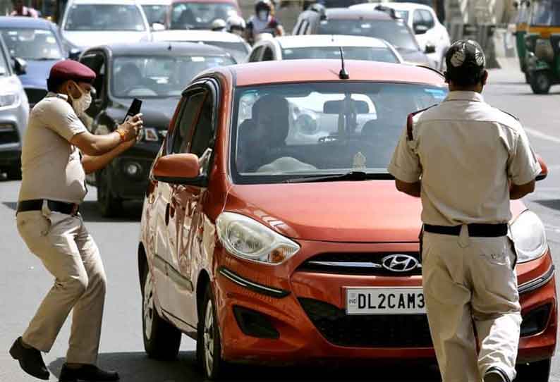 கார் ஓட்டிக்கொண்டு தனியாக சென்றாலும் முக கவசம் கட்டாயம் - டெல்லி ஐகோர்ட்டு தீர்ப்பு