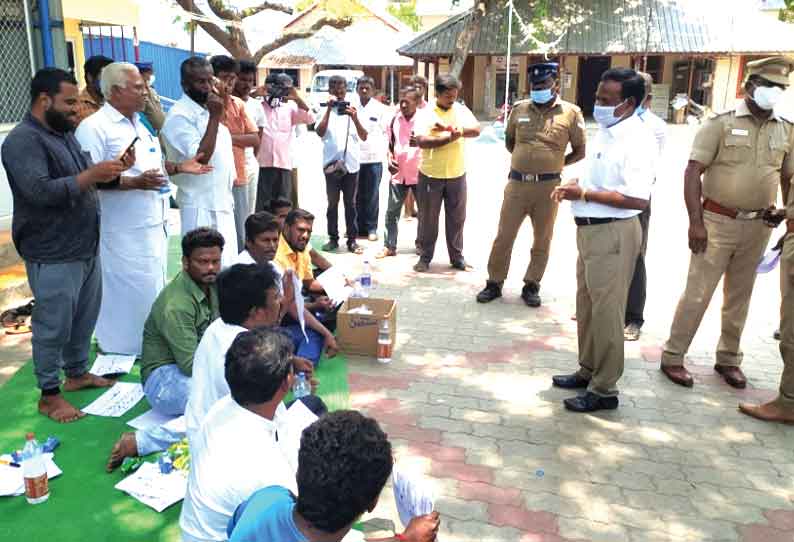 குளித்தலையில் அடைக்கப்பட்ட புறவழிச்சாலையை திறக்ககோரி காத்திருப்பு போராட்டம்