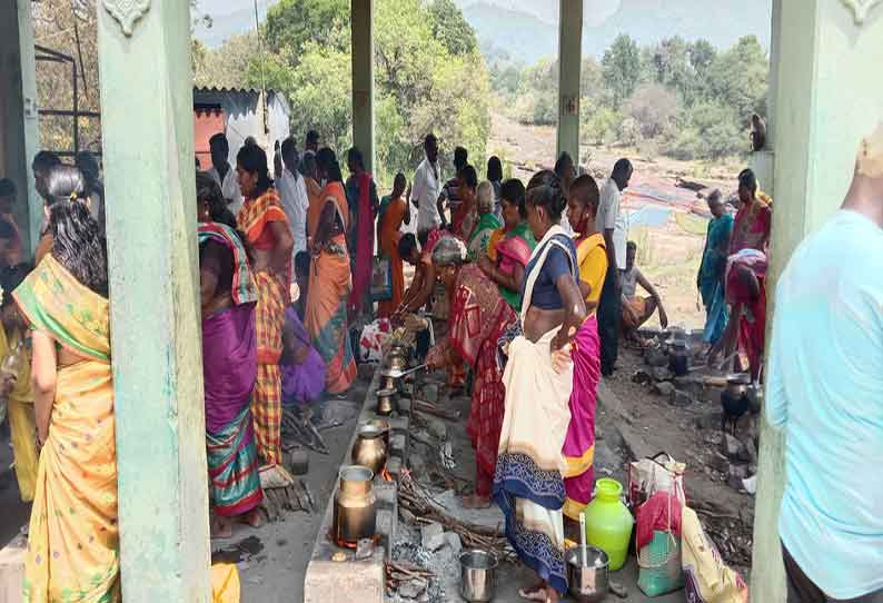 காரையாறு சொரிமுத்து அய்யனார் கோவிலில் பக்தர்கள் பொங்கலிட்டு வழிபாடு