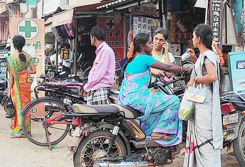 முககவசம் அணியாத, சமூக இடைவெளியை பின்பற்றாத பொதுமக்கள்