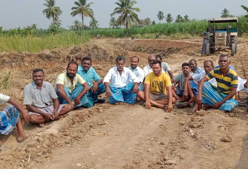 மின்வாரிய நிலத்தில் குழாய் அமைக்க எதிர்ப்பு: கிராம மக்கள் தர்ணா போராட்டம்