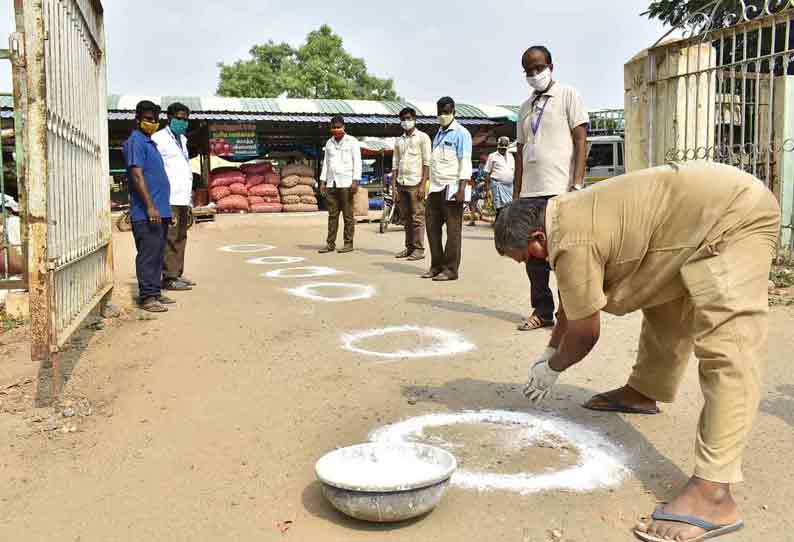 வ.உ.சி. பூங்கா சந்தையில் பொதுமக்கள் சமூக இடைவெளியை கடைபிடிக்க அடையாளம்